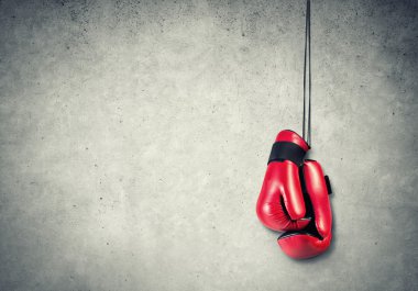 Boks eldivenleri asılı duvara çivilenmiş