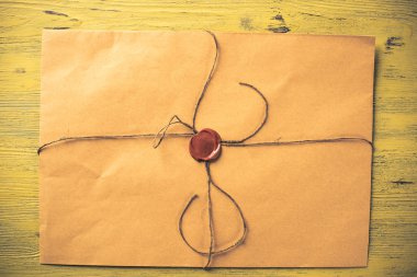 Tablo üzerindeki mühür ile mektup