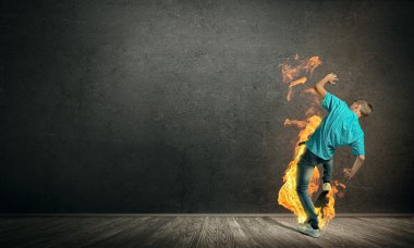 Genç çocuk skate haritasında