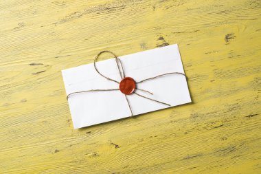 Tablo üzerindeki mühür ile mektup