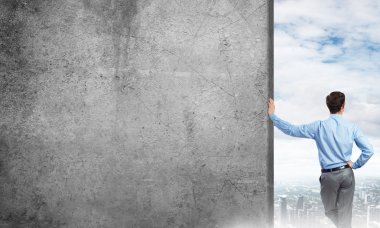 Adam ve beton boş afiş