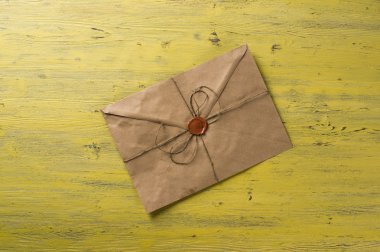 Tablo üzerindeki mühür ile mektup