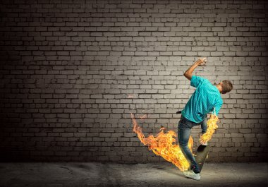 Genç çocuk skate haritasında