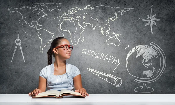 Chica de la escuela con libro en las manos — Foto de Stock