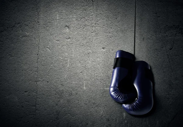 Boxing gloves hanging nailed to wall — Stock Photo, Image