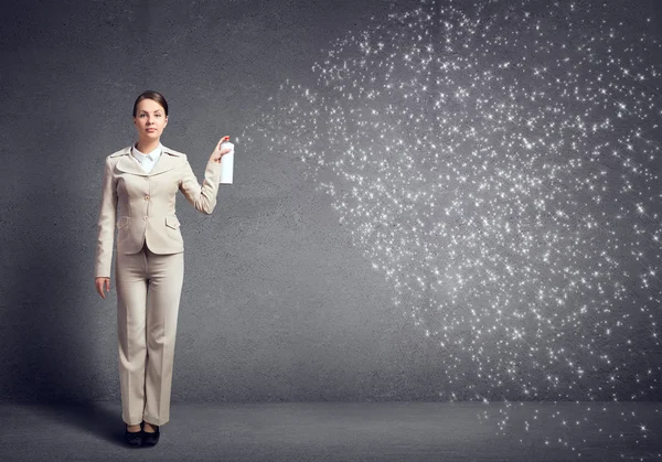 Joven empresaria con maleta usando spray — Foto de Stock