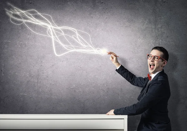 Smart guy draws lightning on wall — Stock Photo, Image