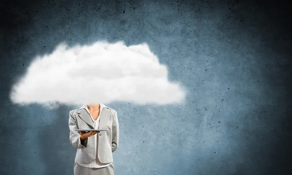 Mujer de negocios con cabeza de nube — Foto de Stock