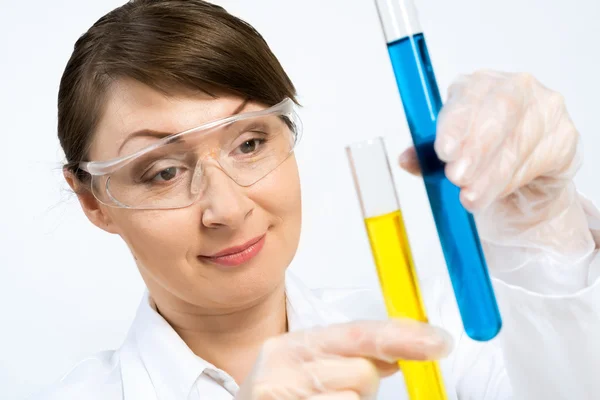 Female scientist making tests — Stock Photo, Image