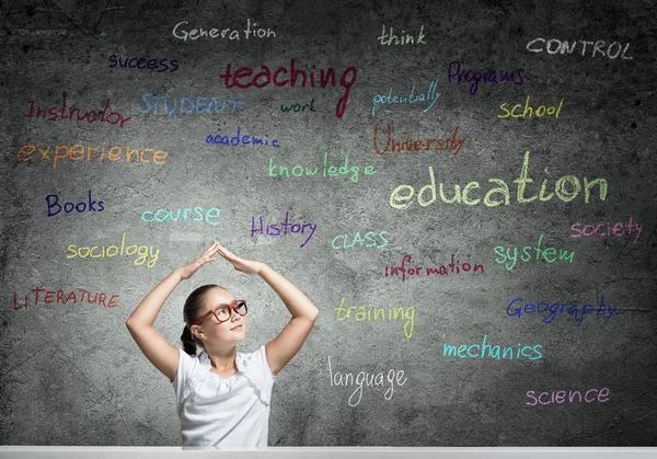 School meisje met handen die betrekking hebben op hoofd — Stockfoto