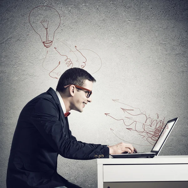 Man working on laptop — Stock Photo, Image