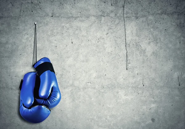 Guantes de boxeo colgando clavados a la pared —  Fotos de Stock