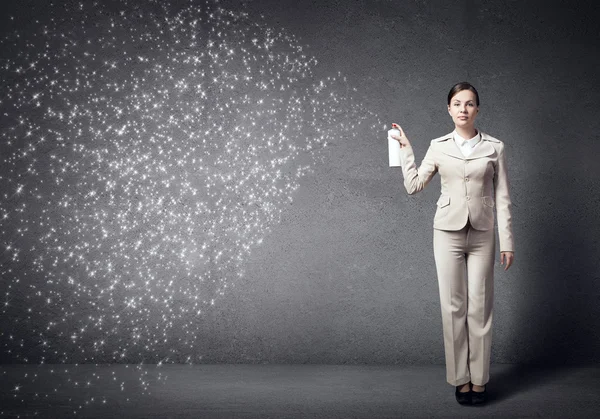 Joven empresaria con maleta usando spray — Foto de Stock