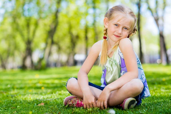 Porträtt av en flicka i en park — Stockfoto