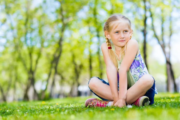 Πορτρέτο ενός κοριτσιού σε ένα πάρκο — Φωτογραφία Αρχείου
