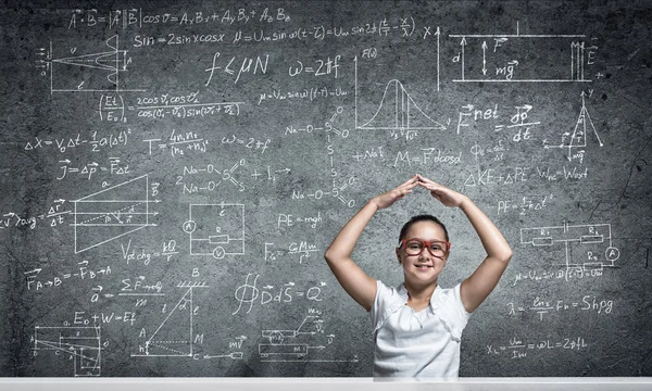 Escuela chica con las manos cubriendo la cabeza — Foto de Stock