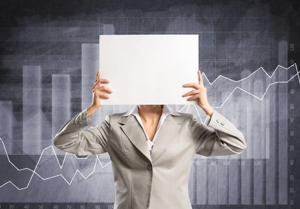 Бізнес-леді приховує своє обличчя за папером — стокове фото