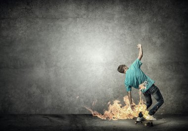 Genç çocuk skate haritasında