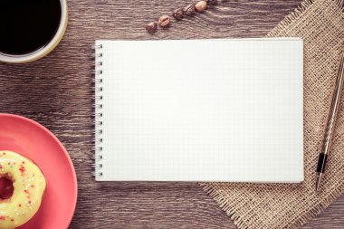 Açık not defteri ve kahve