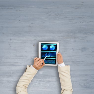 iş kadını ile Grafik Tablet PC'yi kullanma