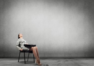 Genç businesswomanin sandalye çanta