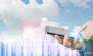 Tablet pc kullanan işadamı