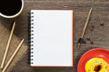 Açık not defteri ve kahve