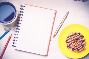 Açık not defteri ve kahve