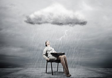 yağmur altında oturan işkadını