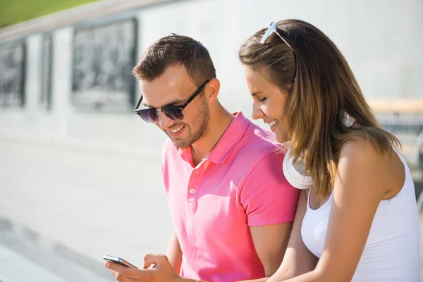 Paar met smartphone op straat — Stockfoto