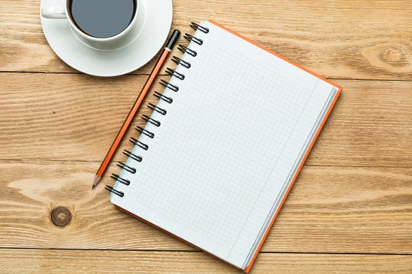 Blocco note bianco con tazza di caffè — Foto Stock