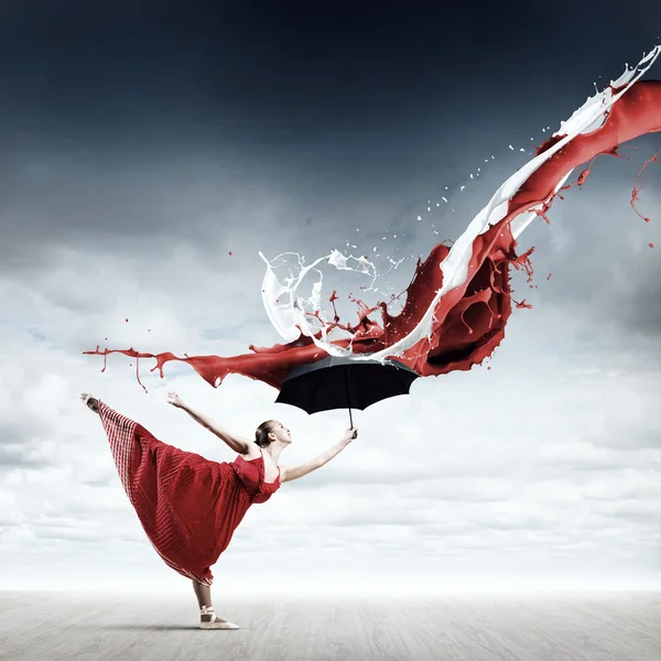 여자 댄서 검은 우산 — 스톡 사진