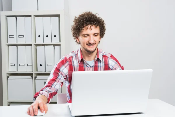 Homem trabalhando no escritório — Fotografia de Stock