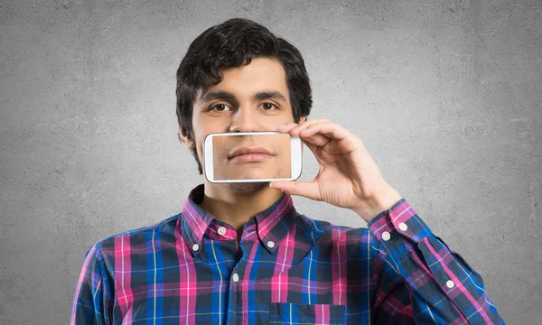 Hombre con teléfono móvil — Foto de Stock