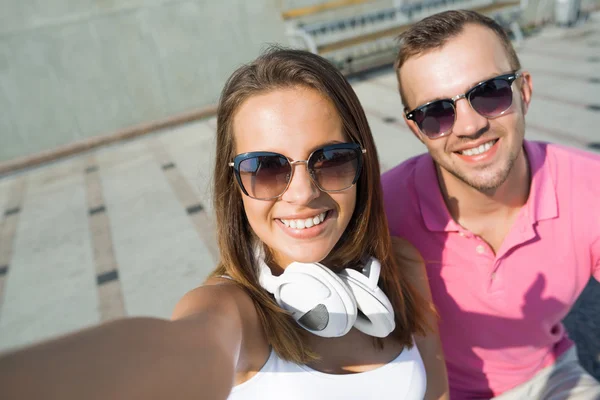 Paar macht Selfie-Porträt — Stockfoto