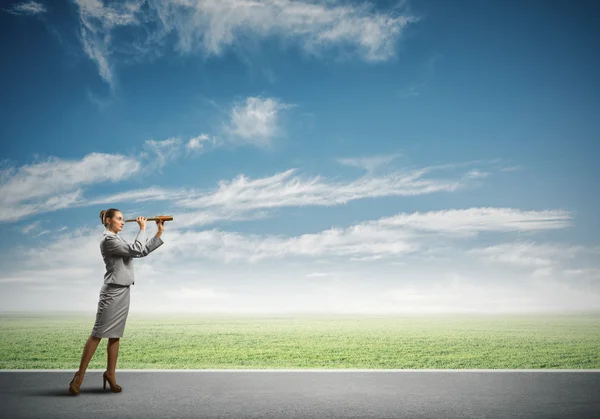 Frau schaut in Spiegelglas — Stockfoto