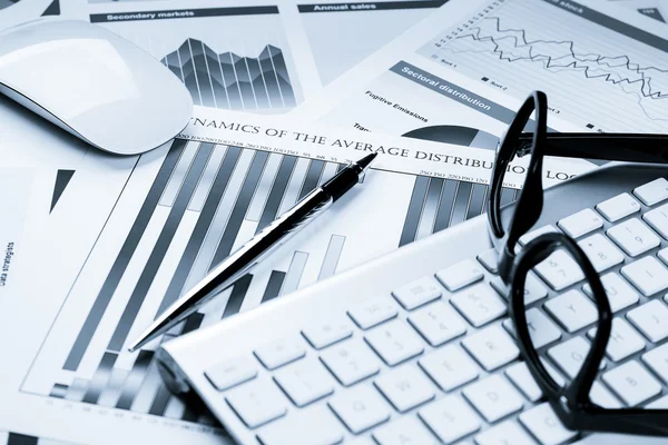 Business arbetsplatsen med finansiella dokument — Stockfoto