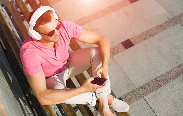 Homem com telefone celular e fones de ouvido — Fotografia de Stock