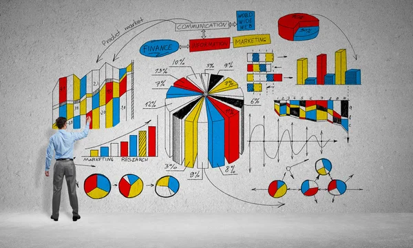 Empresário desenhando ideias de negócios coloridas — Fotografia de Stock