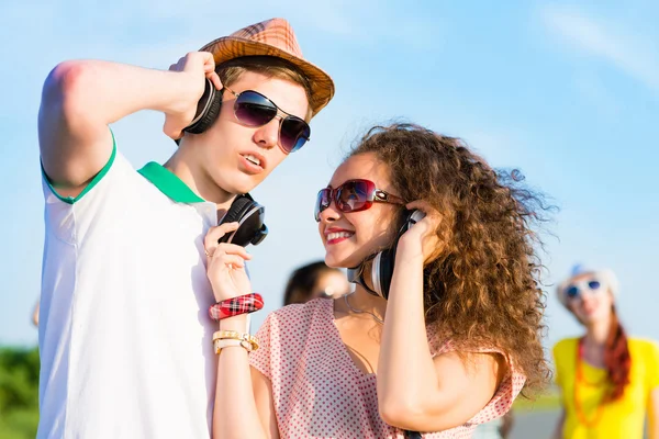 Young couple on road — Stock Photo, Image