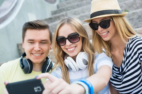 Azok a fiatalok, hogy selfie — Stock Fotó