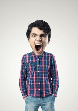 checked tişörtlü yakışıklı adam