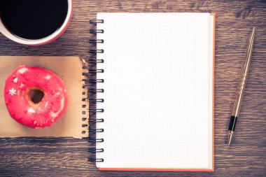 Açık not defteri ve kahve