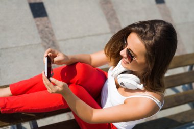 hareket eden telefon ile oturan kadın