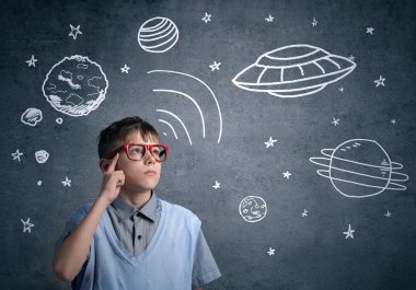 Sevimli okul çocuk astronot 