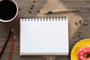 Açık not defteri ve kahve