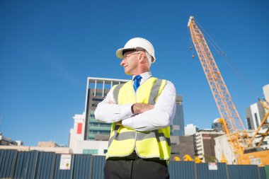 Kask içinde kıdemli mühendis