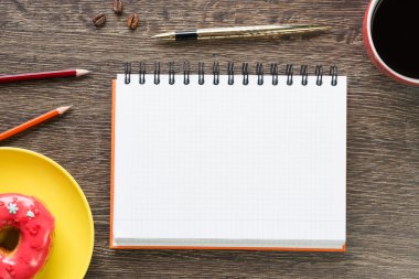 Açık not defteri ve kahve