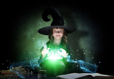 küçük halloween cadı