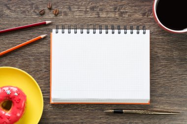 Açık not defteri ve kahve